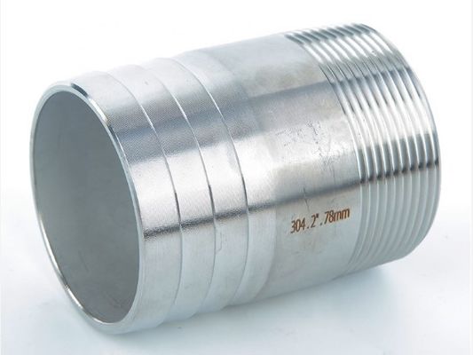 GB-Edelstahl-Fitting verstemmen den flexiblen Mann, der ringsum Schlauch-Nippel poliert wird